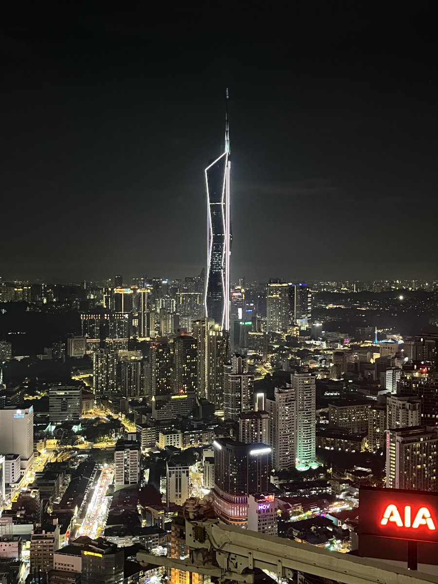 Banyan Tree上のVertigoからの夜景。予約無しで飛び込んだのに良い席を貰えてラッキー✌️
ルーフトップバーの中では高さあるし、見える夜景と高層建築物のバランスが取れてて好きやな