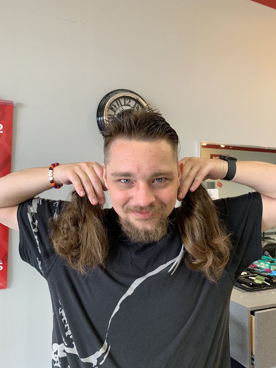 bell_grande0's tweet photo. Little life update donated my hair this week 

#Donate #hairintheface #haircut https://t.co/SWlXqm4ntW