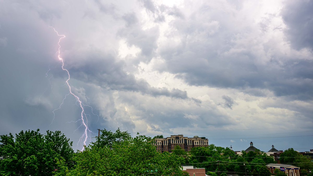 dcsplicer's tweet image. A single bolt and a composite of many of this afternoon’s storm over the Annapolis area. #MdWx