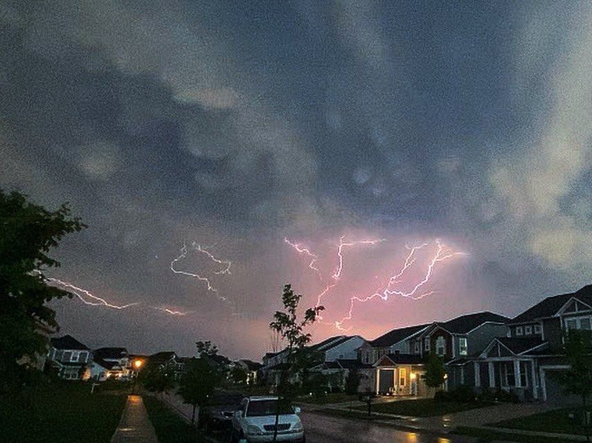 Funny_burt's tweet photo. @SeanAshWX Caught this in @FishersIN tonight @WTHRcom https://t.co/Z4iFlIEAP5