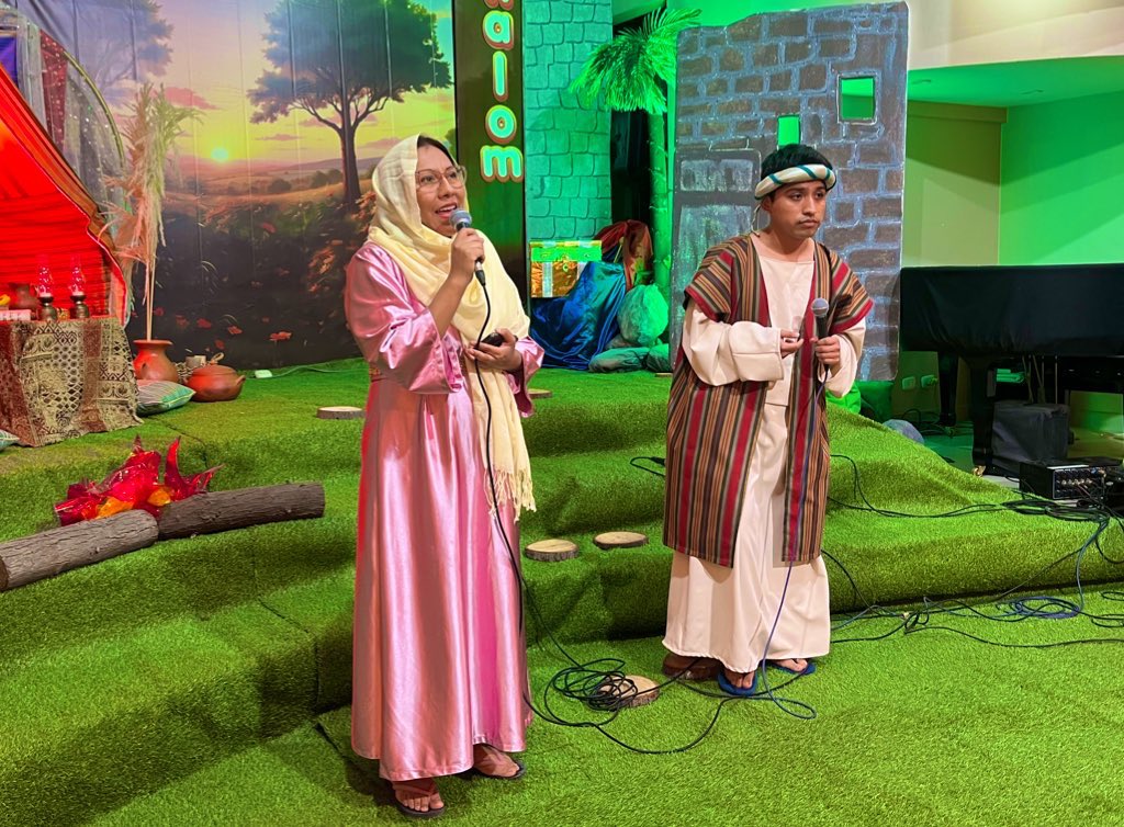 AdventistasAPCE's tweet photo. 📍Desde la IASD El Inti damos inicio al encuentro de nuevos discípulos, “SHABAT SHALOM”👏🏻 donde niños y adolescentes de nuestro campo misionero #APCE vivirán una experiencia única en esta recepción de sábado. 🕯️✨
⭐️¡Nos transportaremos a tiempos bíblicos en familia! 🫂✨ #RID https://t.co/PbrnD96VYw