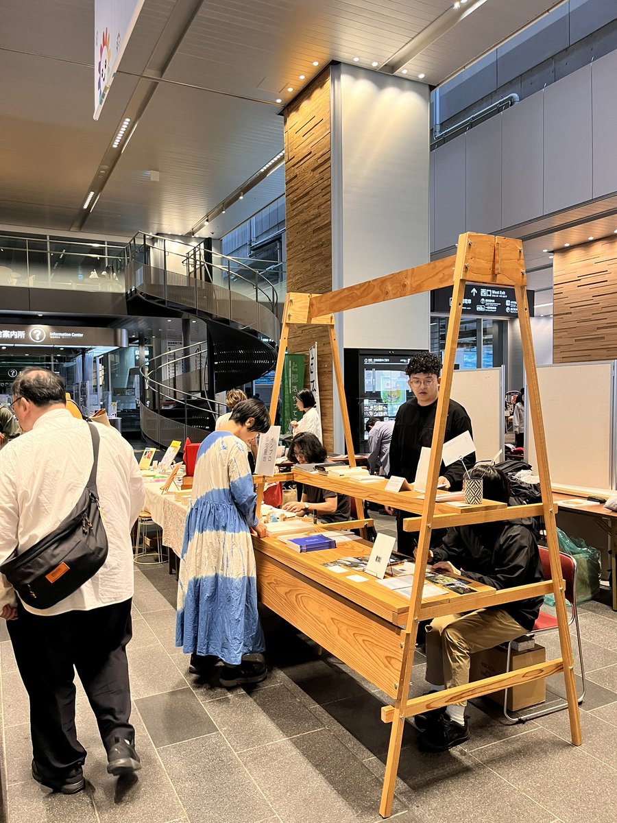 BOOKDAYtoyama's tweet photo. 第12回 BOOK DAY とやま 開催しました！
北陸、東海、関西の古本屋を中心に、出版社、アーティストブース、レコードまで、年に一度の本のお祭りです！
あいにくの雨模様ですが、午後からは止むようですので、ぜひお立ち寄りください！！！
本日は、18時まで、明日は17時まで。 https://t.co/rmGq84pTic