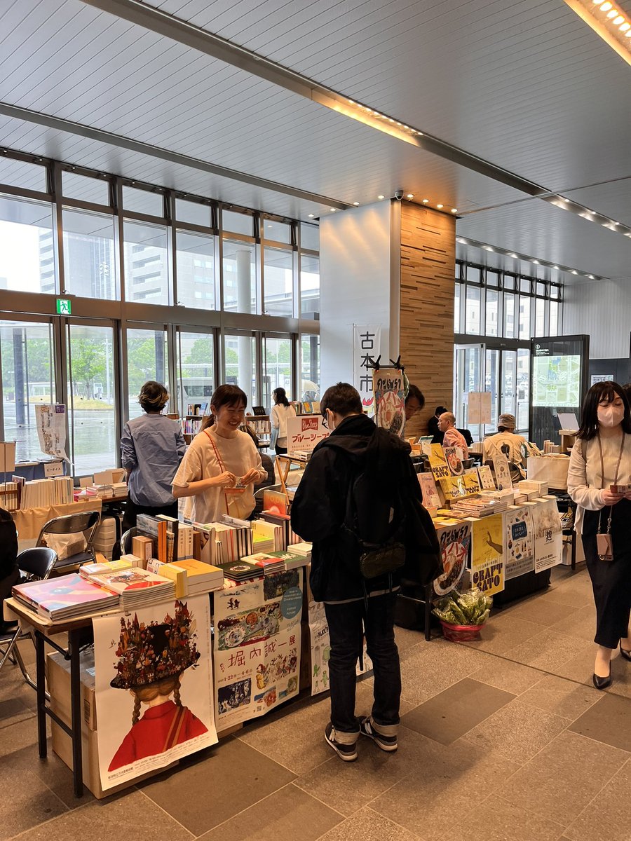 BOOKDAYtoyama's tweet photo. 第12回 BOOK DAY とやま 開催しました！
北陸、東海、関西の古本屋を中心に、出版社、アーティストブース、レコードまで、年に一度の本のお祭りです！
あいにくの雨模様ですが、午後からは止むようですので、ぜひお立ち寄りください！！！
本日は、18時まで、明日は17時まで。 https://t.co/rmGq84pTic