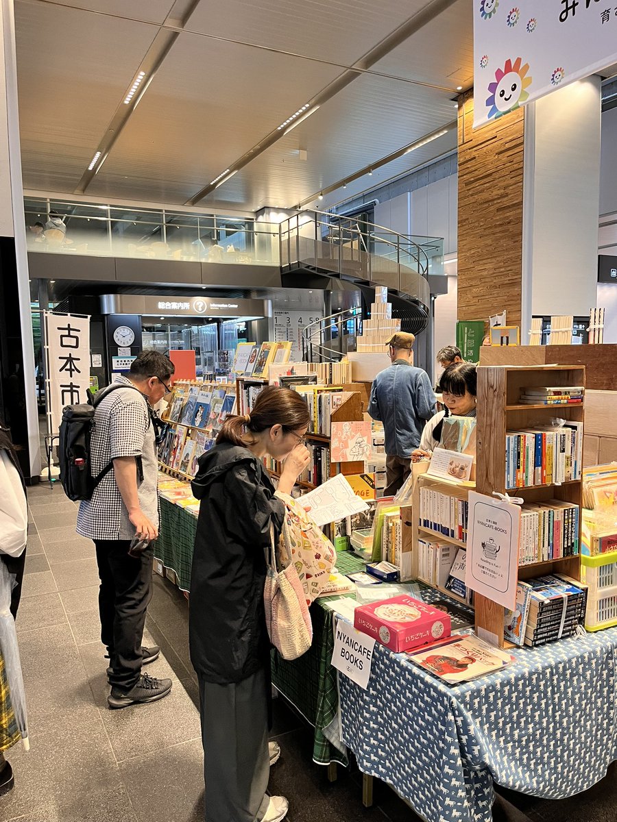 BOOKDAYtoyama's tweet photo. 第12回 BOOK DAY とやま 開催しました！
北陸、東海、関西の古本屋を中心に、出版社、アーティストブース、レコードまで、年に一度の本のお祭りです！
あいにくの雨模様ですが、午後からは止むようですので、ぜひお立ち寄りください！！！
本日は、18時まで、明日は17時まで。 https://t.co/rmGq84pTic