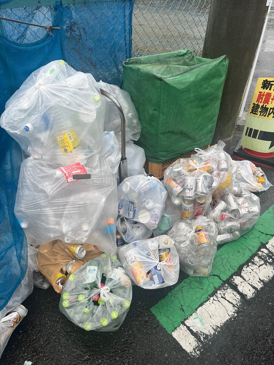 decokrmpn's tweet photo. 4月23日頃からこれ。外国人の仕業。今日の段階でさらに積み上げられてる。管理会社に連絡したけど対処しない。勿論洗ってなんかいないから臭いもあるし通学路の狭い十字路なのに邪魔すぎる。衛生観念が違い過ぎて共存は無理。 https://t.co/DeM5YZCwb6