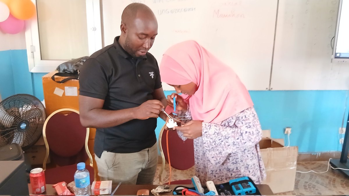 Isocguinee's tweet photo. Jour 2 – FormationPratique  Femme Ingenieures2_0

Nos stagiaires ont appris à confectionner leurs propres câbles RJ45 !
Sertissage, test, normes de câblage : elles sont désormais capables de monter et tester un réseau local avec précision.
À suivre... https://t.co/IWOig5WZ3F