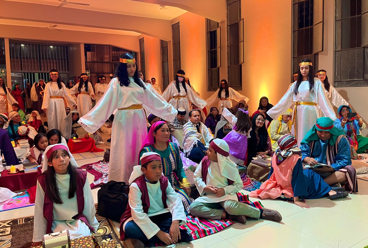 AdventistasAPCE's tweet photo. ✨Celebrando el Compromiso 📜
En el Encuentro de Nuevos Discípulos - Shabat Shalom, se realizó la entrega de certificados a quienes aceptaron a Jesús en su corazón. ♥️ 
Asimismo, cada uno recibió la revista Primero Dios, un recurso para fortalecer su caminar espiritual. 🌱
#APCE https://t.co/nOtU9meUmp