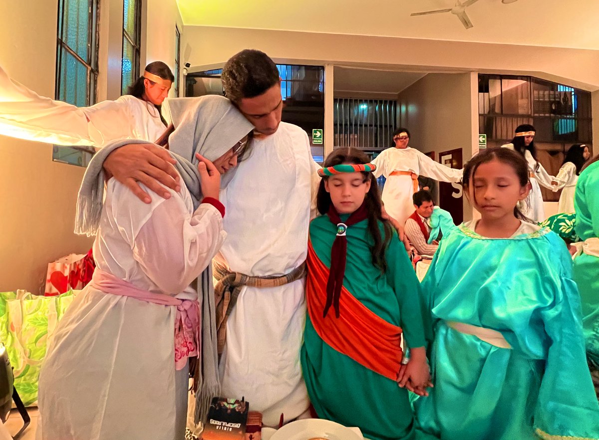 AdventistasAPCE's tweet photo. ✨Momento de Oración, donde agradecemos a Dios por el  sábado y por cada familia que se ha reunido para recibirlo en este Encuentro de Nuevos Discípulos - Shabat Shalom. 🕯️👨‍👩‍👧‍👦
Dios renueve nuestra fe y  nos inspire a vivir la misión cada día.
#ShabatShalom #Oración #APCE https://t.co/oejc878gn0