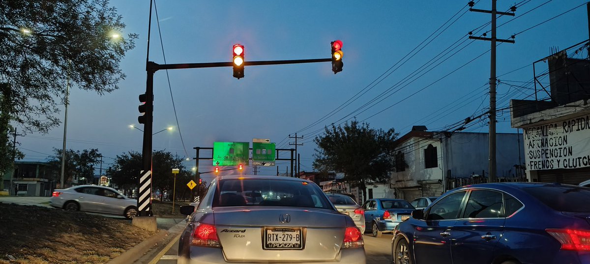 Semáforos sin funcionar en avenida La Aurora metros antes de llegar a Sendero en el municipio de #SanNicólas 

<a href="/Cicmty/">CIC</a> <a href="/MovilidadSN/">Movilidad San Nicolas 🚨</a>