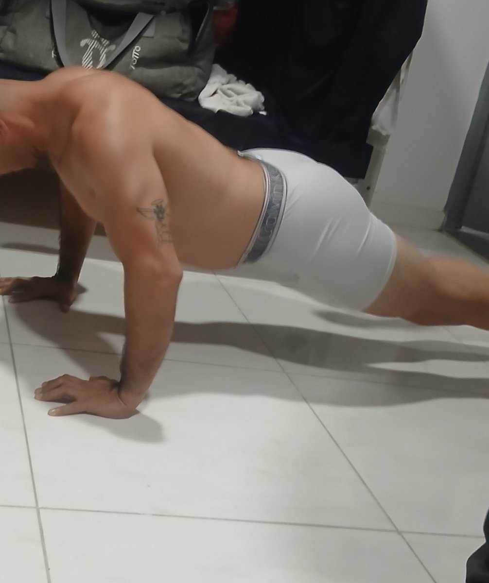 Que rabia cuando llegan mis compañeros de trabajar y hacen bulla y no dejan dormir. 🥴🥴🥴

Ustedes que harian ??? 
👮‍♂️🚔🚓🚨

Hacen ejercicio y luego se duchan. 
Y adivinen que ?? 👀