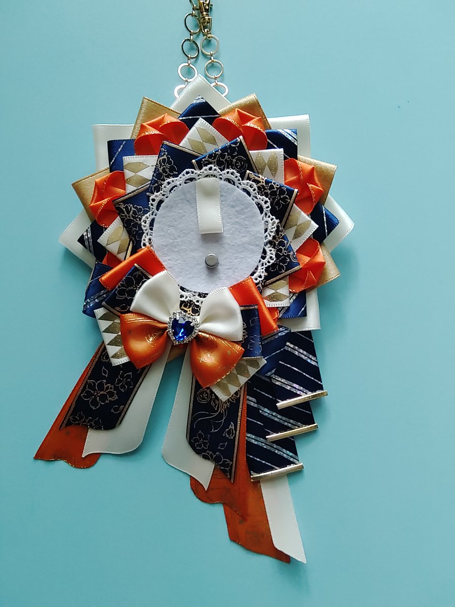 nekoNek82438208's tweet photo. みんみん┆͓̽ハンドメイド（@minmin_handmade ）様の企画にて作っていただいた陸奥守吉行モチーフのロゼットが届きましたわ〜！！！(^^♪開けた瞬間素晴らしすぎてね？むっちゃんすぎるなと思いまして！本当にありがとうございました！！ https://t.co/qbvVv7RbtY