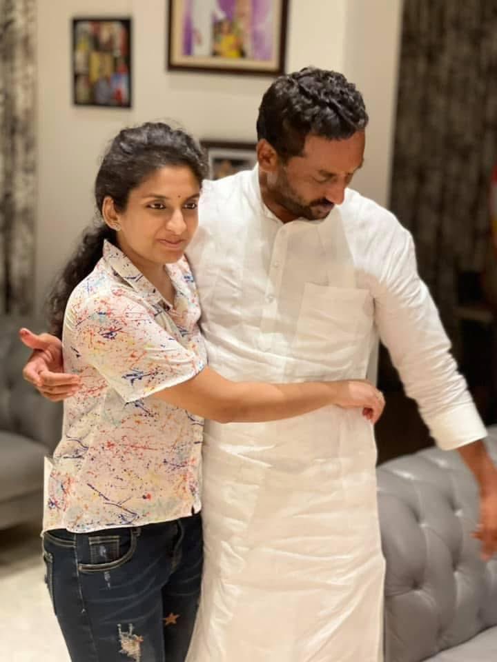 TeluguScribe's tweet photo. TeluguScribe Big Expose

బీజేపీ ఎంపీ రఘునందన్ రావు 176 ఎకరాల లావుణి, అసైన్డ్ భూముల స్కాం

దుబ్బాక నియోజకవర్గం చొదర్‌పల్లి గ్రామంలో దళితులు, వడ్డెరలకు చెందిన 176 ఎకరాలు కొట్టేసి 84 ఎకరాలు కాంగ్రెస్ ప్రభుత్వం ఏర్పడిన తరువాత తన కూతురు మాదవనేని సింధు, భార్య మాదవనేని మంజుల పేరిట పట్టాలు చేయించుకున్న బీజేపీ ఎంపీ రఘునందన్ రావు

మిగతా 92 ఎకరాల్లో కబ్జాలో ఉన్న రఘునందన్ రావు

2006 నుండి నిషేధిత జాబితాలో ఉన్న లావుణి, అసైన్డ్ భూములను రైతులకు తెలియకుండా వారి అనుమతి లేకుండానే రిజిస్ట్రేషన్ చేయించుకున్న రఘునందన్

ఈ భూములకు సంబందించిన రైతులు ఇచ్చిన ఫిర్యాదులు, వివరాలు, రైతులు మాట్లాడిన మాటలు త్వరలో...