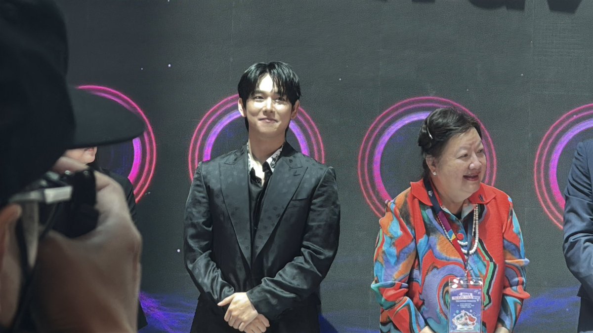 singdancesone's tweet photo. 251705 I’m Siwan at Singapore’s Korea Travel Fair Opening Ceremony  📸 https://t.co/d2OwG3Grvr