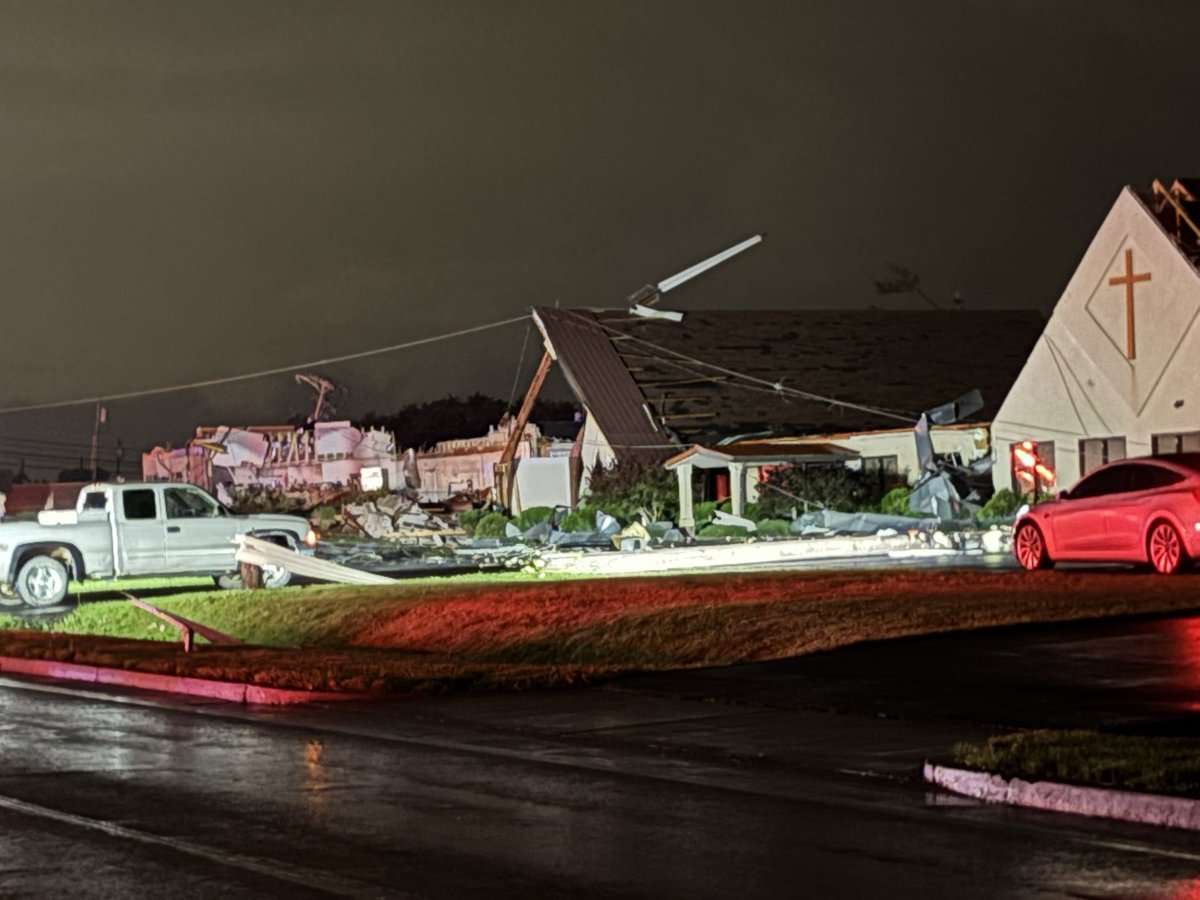 DanielBurbankTV's tweet photo. Before and after damage from a Somerset, Kentucky tornado. A church and cafe are destroyed https://t.co/QdIlGUf7pe