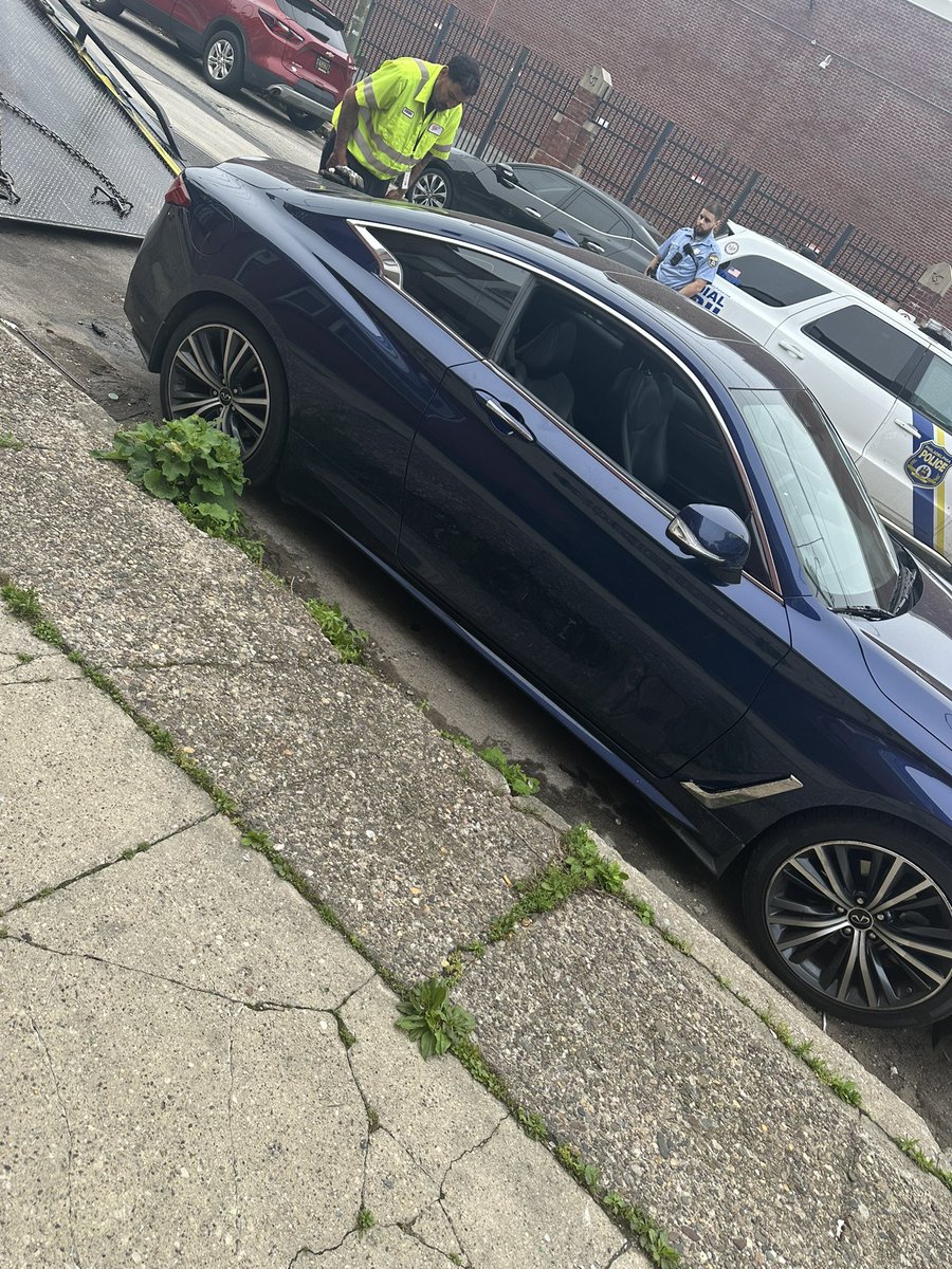 iamaaronk's tweet photo. 2nd time my car got stolen in a month 🤦🏾‍♂️🤦🏾‍♂️ first my sunroof, now my window . 😩😩😩 Philly is not a real place istg lol https://t.co/uo1HWpM2aN