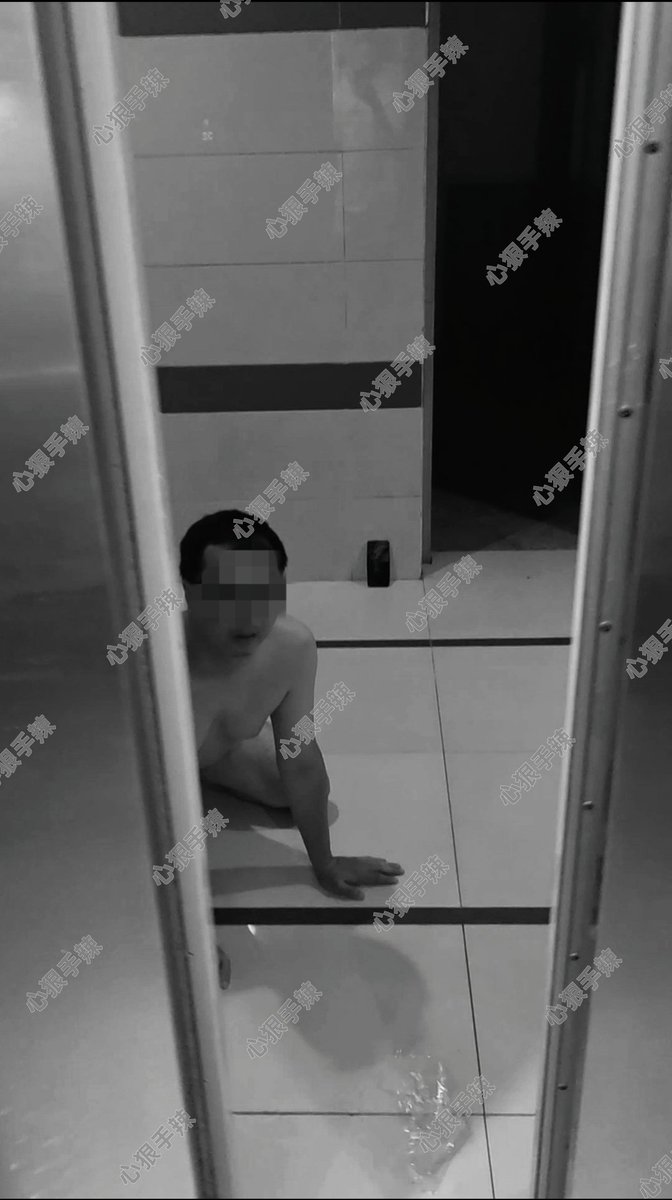 狗的具象化：电梯口里主人