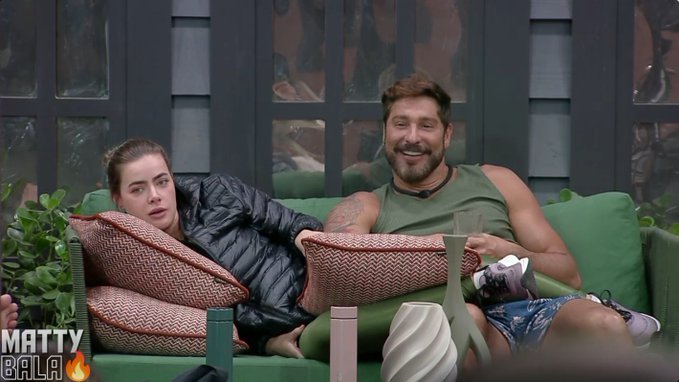 Thainarassis's tweet photo. O Victor e a Rayanne falando que são excluídos porque são do grupo menor kkkkkkkkk
A cara nem arde🤭
 #PowerCouple https://t.co/GXoO8qWchg