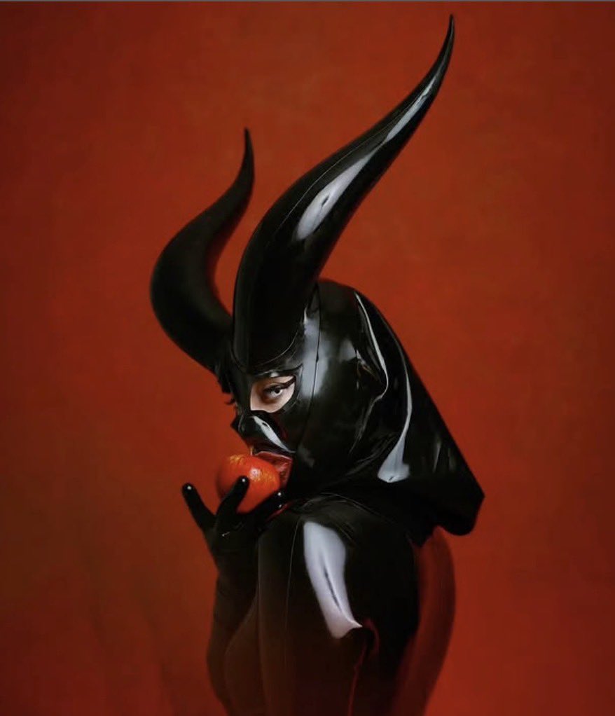 5/24のTHE CAT CAVEには
スペシャルゲストDJとして、スペインからLith liがDJとして参加します。

▼Lith li
スペイン/バルセロナ出身のフェティッシュパフォーマー、DJ。80'sのゴス/ダークウェイヴ等を中心に、数々のフェティッシュパーティーでプレイ。