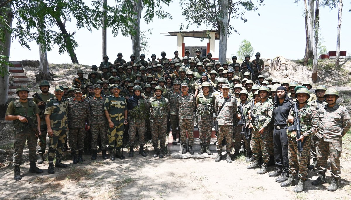 #OperationSindoor
GOC #VajraCorps visited forward troops in the sensitive Amritsar Sector to assess combat readiness and ongoing operational preparations.
He commended all ranks for their unwavering morale, exceptional josh and high state of preparedness - a true embodiment of