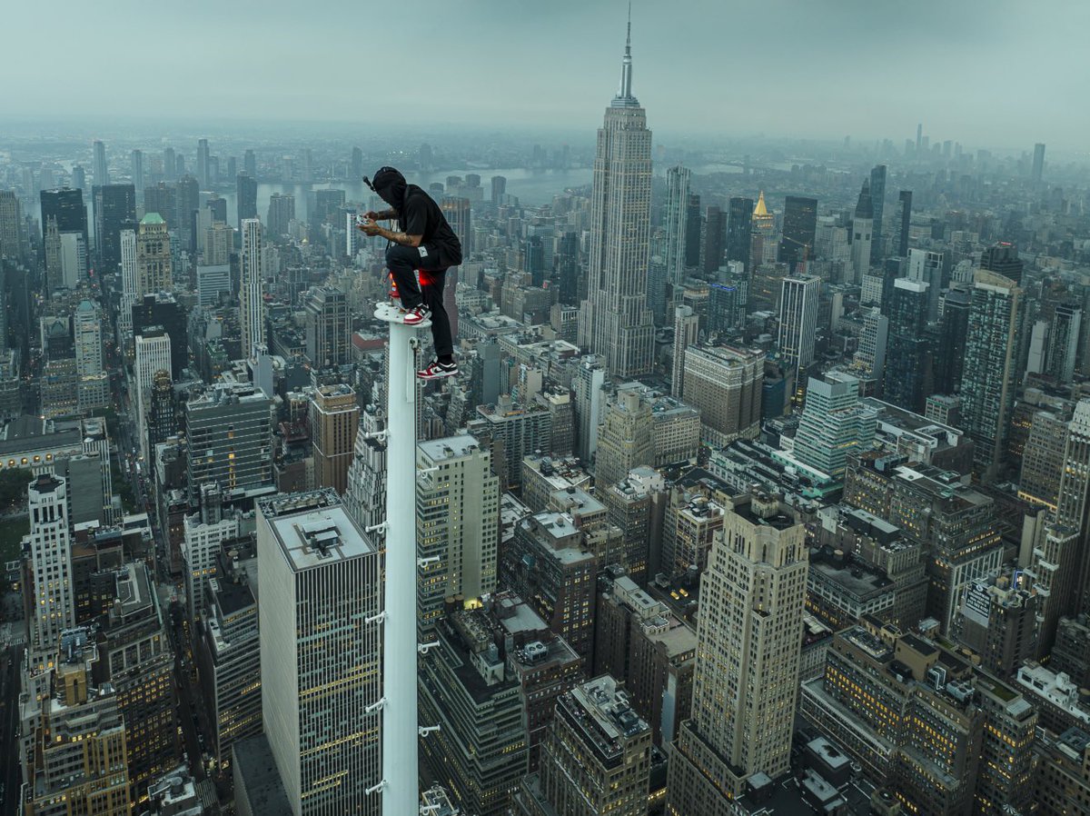 Drifter Shoots…the pseudonym of Isaac Wright…is a celebrated photographer and digital artist whose work captures breathtaking urban landscapes and daring feats of human resilience. 

Known for his gravity-defying rooftop perspectives…Wright blends artistic vision with…👉