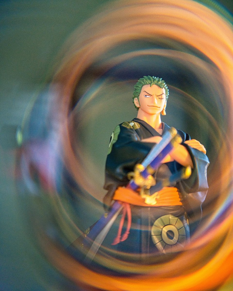 Roronoa Zoro figure photo

初めてHaloレンズフィルターを使ってみた結果…やばい、これは本当に幻想的でカッコ良すぎる！🔥
このワンピースのゾロ、まるで剣を高速で振って空間を歪ませたあとに、余裕でポーズ決めてるみたいじゃない！？