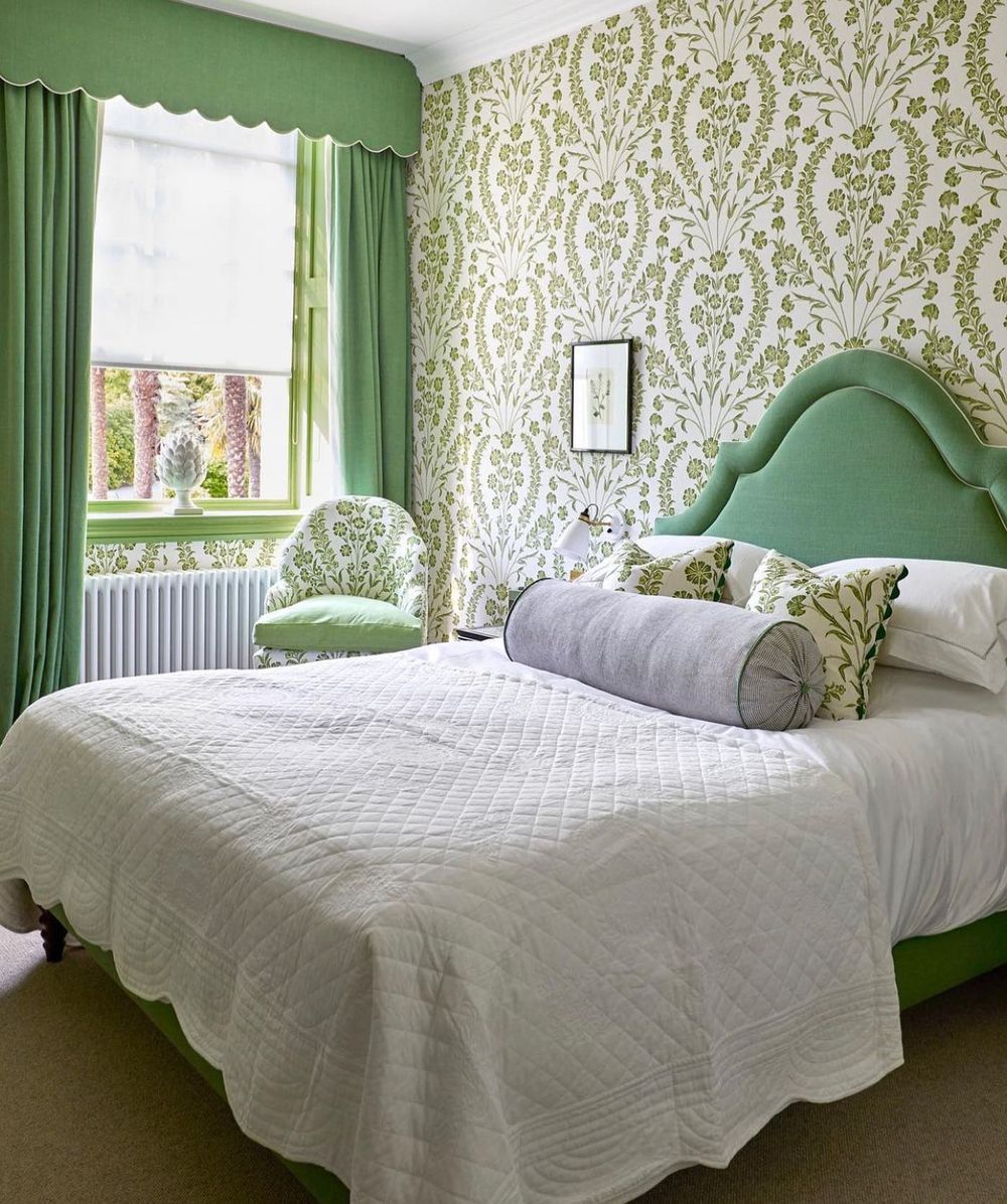 CuratorStyle's tweet photo. Kelly green curtains = instant vibrancy 🌿 Small room? Shutters/folding doors + light control 🌞🌙 Pair with plants for fresh, cozy mood. #GreenDecorMagic https://t.co/yM2YmdTom9