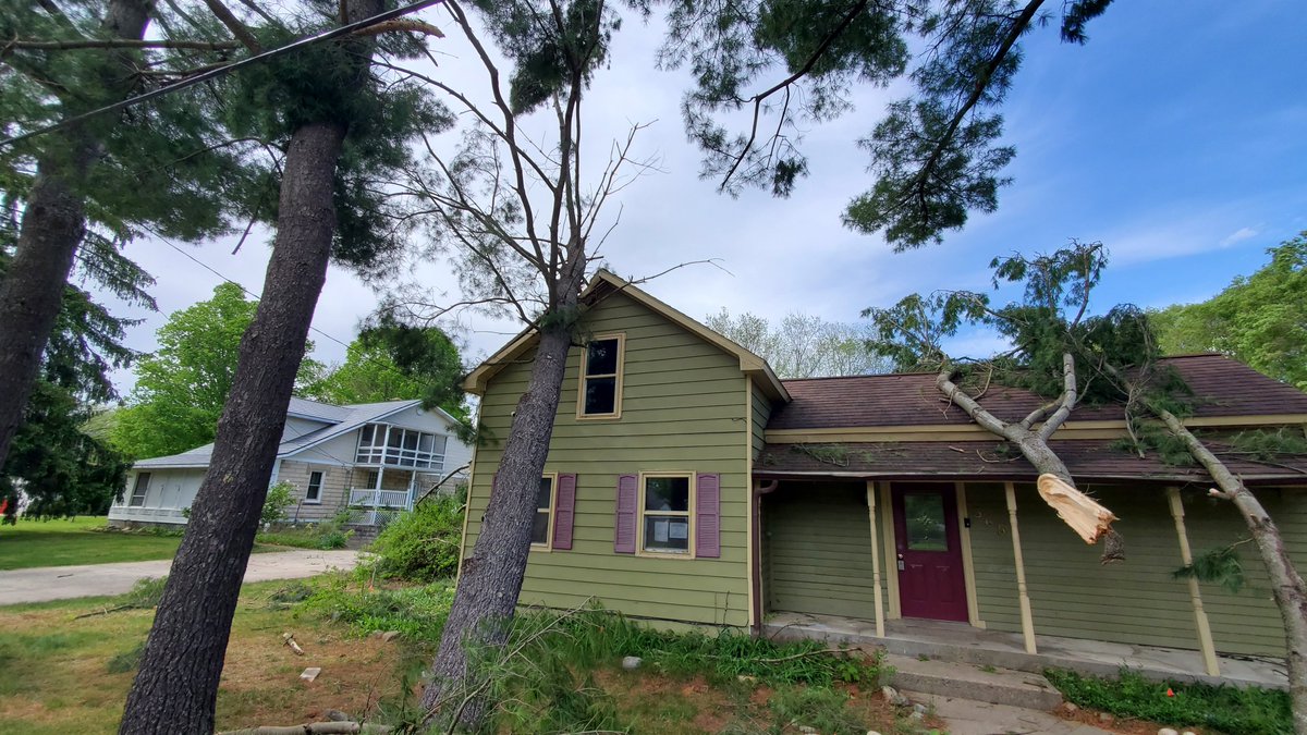 Newaygo City near Quarterline St and Barton.  Damage is really sparse.  Small Tornado?  You'd expect more widespread dmg with straight line winds.  <a href="/NWSGrandRapids/">NWS Grand Rapids</a> <a href="/bsteffen/">Bill Steffen</a> #wmiwx