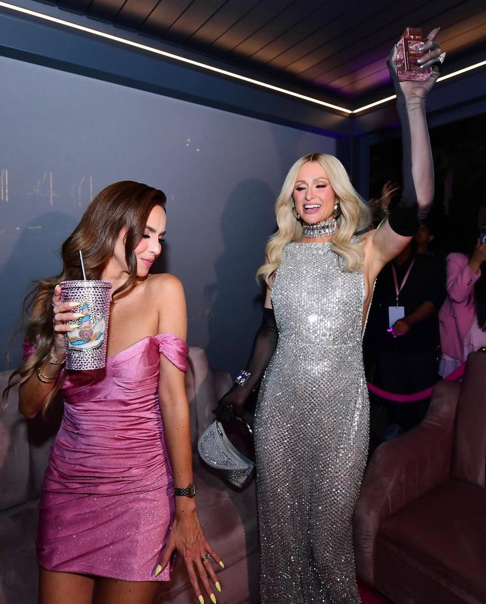 Ayer <a href="/ParisHilton/">Paris Hilton</a> y @karladiazof iluminaron la noche de rosa en una fiesta única, mágica e inolvidable: la #PinkyPromiseExperience. Un momento icónico que quedará para siempre 💕✨