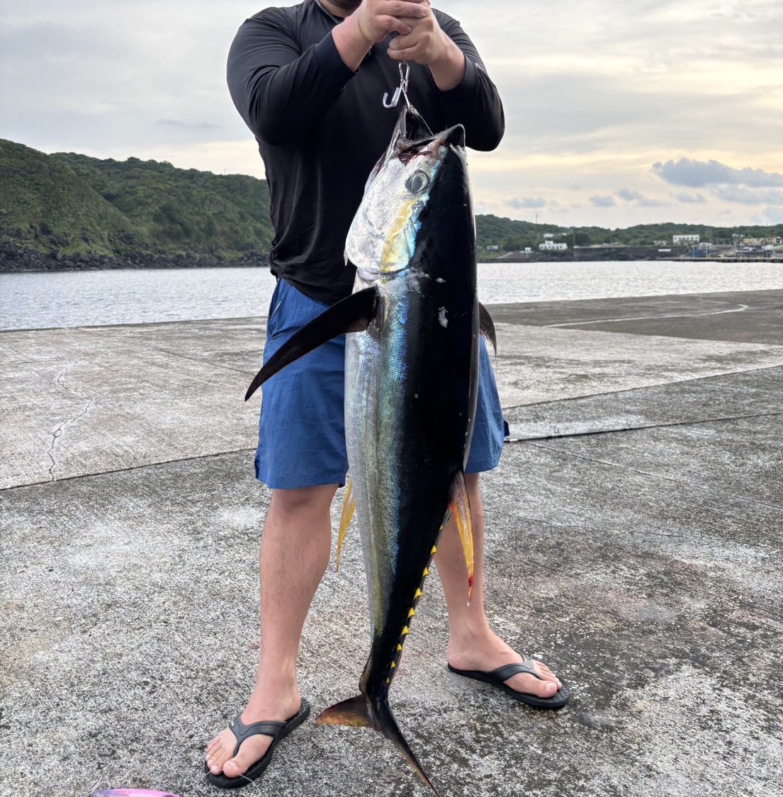 anglertamakeri's tweet photo. 伊豆七島遠征にて、釣りを始めた時にふわっと掲げたショアからマグロという夢を今回の遠征で叶えられました。

サポートしてくれた仲間にも島の方にも本当に感謝。
1人じゃ間違いなく取れなかった魚。
キメジだけど、念願の初物。
一生の思い出になりました。

最高！！

#キメジ https://t.co/DnWCY9vMnd