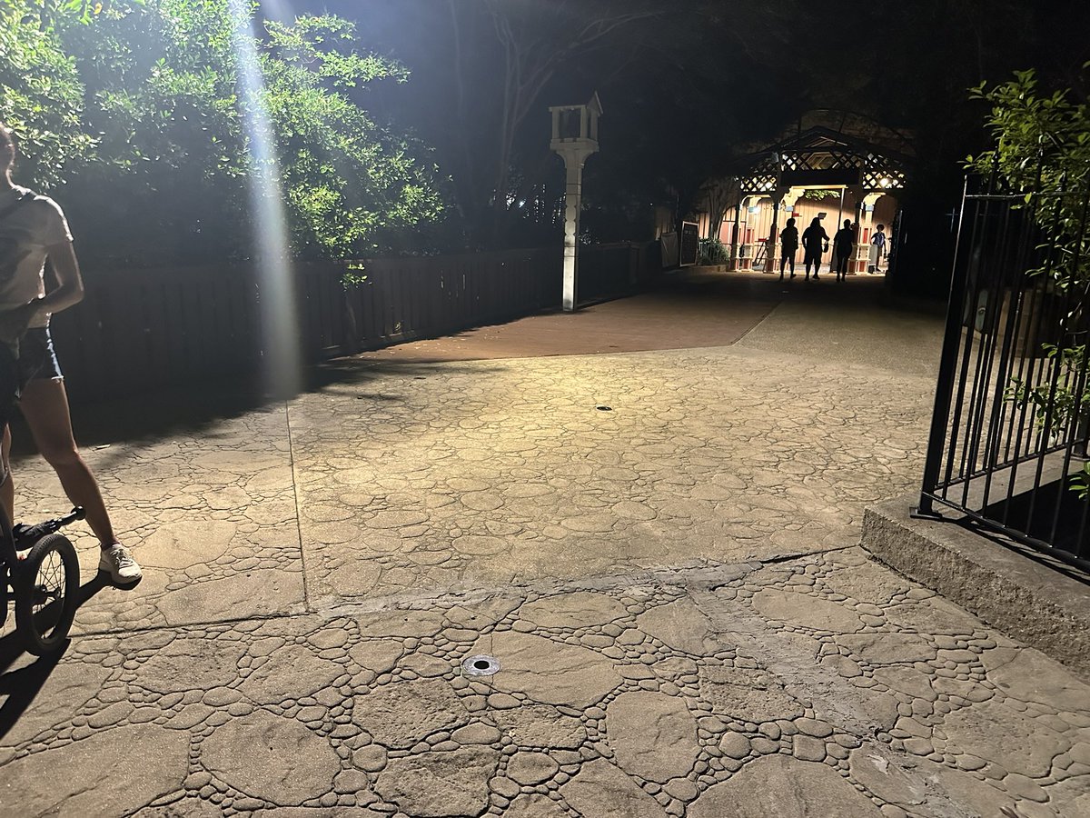 At 10:06 line is inside queue, I feel sorry for people that did not get to ride due to poor operations by <a href="/BuschGardensVA/">Busch Gardens Williamsburg</a>