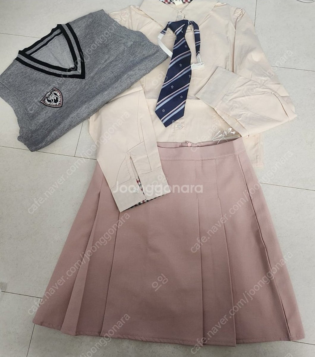 #코스프레의상
2만원이면 저렴하긴 한데
교복은 내 취향은 아니라서