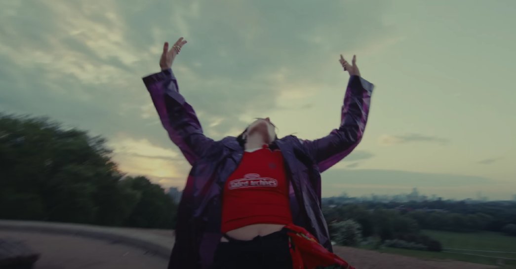 PridePopBR's tweet photo. Resgatando a energia contagiante dos anos 80, Jessie J apresenta novo single, "Living My Best Life", uma canção vibrante que transborda positividade e alegria. 

🔗https://t.co/lRIxaOgUup https://t.co/qgPUobY43t