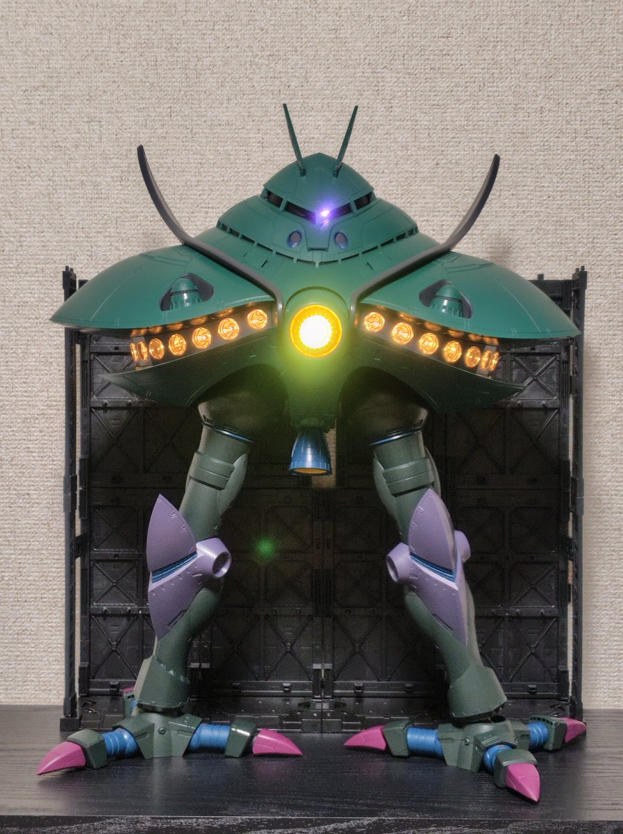 hoboho78's tweet image. モノアイ、メガ粒子砲中央、外周、怨念はそれぞれ別スイッチ、電池ボックスは股でした。
足を外さないと交換できません。
後ろは山田化学2段重ねです。