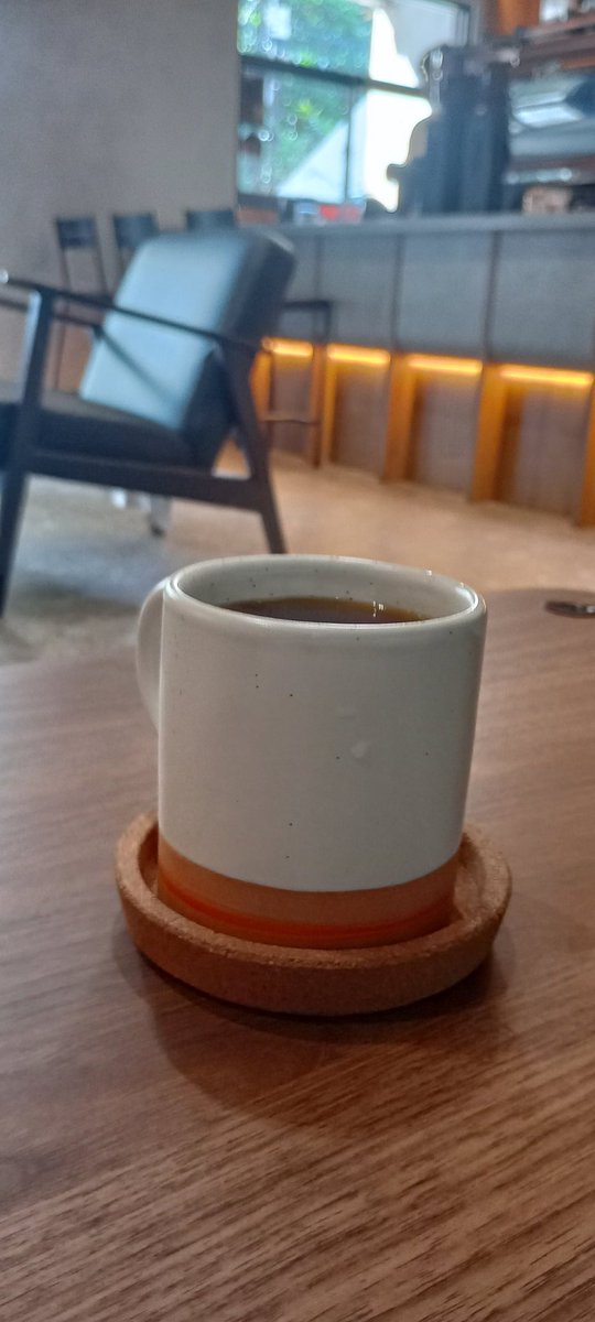 isseytakeshima's tweet photo. １時間ダラダラしちゃったから、
9:00openのお店に
逆に正解

生産国でそこのコーヒー飲むって良いな。
インドネシアはアーシーでニガテだったけど、
好きにはなりそう。

と言うか、新しいトビラを開いてくれたコーヒーではある。

生きていると何が起きるかわからない、
でも、自分の行いの積み重ね https://t.co/qpk6aGtpmJ