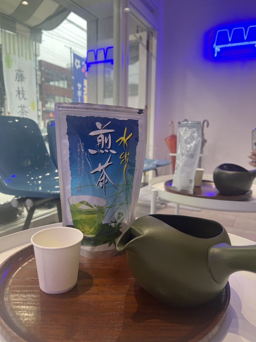 aoi__benchi's tweet photo. 【本日5/17限定】
藤枝駅北口「青いベンチ」で藤枝茶の無料試飲やってます！
駅からすぐ！シャトルバスの前後にぜひお立ち寄りください！

#藤枝MYFC #大宮アルディージャ #青いベンチ #藤枝茶 #藤枝駅前商店街 #おもてなしプロジェクト #Jリーグ遠征 https://t.co/FMcjgiXgpz