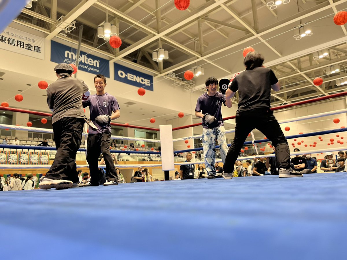 [📸]
#今永虎雅 選手（大橋）
#井上浩樹 選手（大橋）

＼ミット打ち体験盛り上がっております‼️／