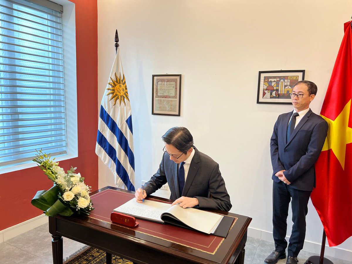 UruguayVN's tweet image. Heartfelt thanks to the Party, Govt & People of #Vietnam for its solidarity and sympathy with #Uruguay on the passing of frm. President #JoséMujica. Sincere thanks also to H.E. VM @dohungviet for his kind and comforting words @compresidencia 🇺🇾
@CancilleriaUy 🇺🇾 @MOFAVietNam 🇻🇳