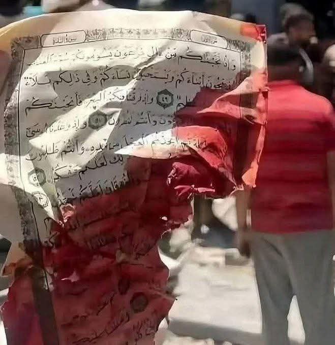 الصحفي أنس الشريف نشر هذه الصورة وعلق عليها: "قُرآنُنا ودمُنا شاهدان عليكم... وعلى خذلانكم."