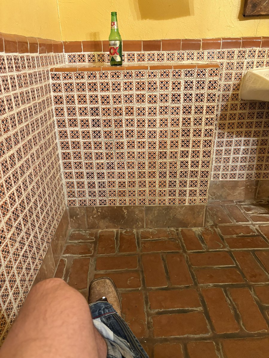 MaddoxMcCu25250's tweet photo. The noble Dos Equis standing tall during these trying times #andale https://t.co/mRiQAXGS2b