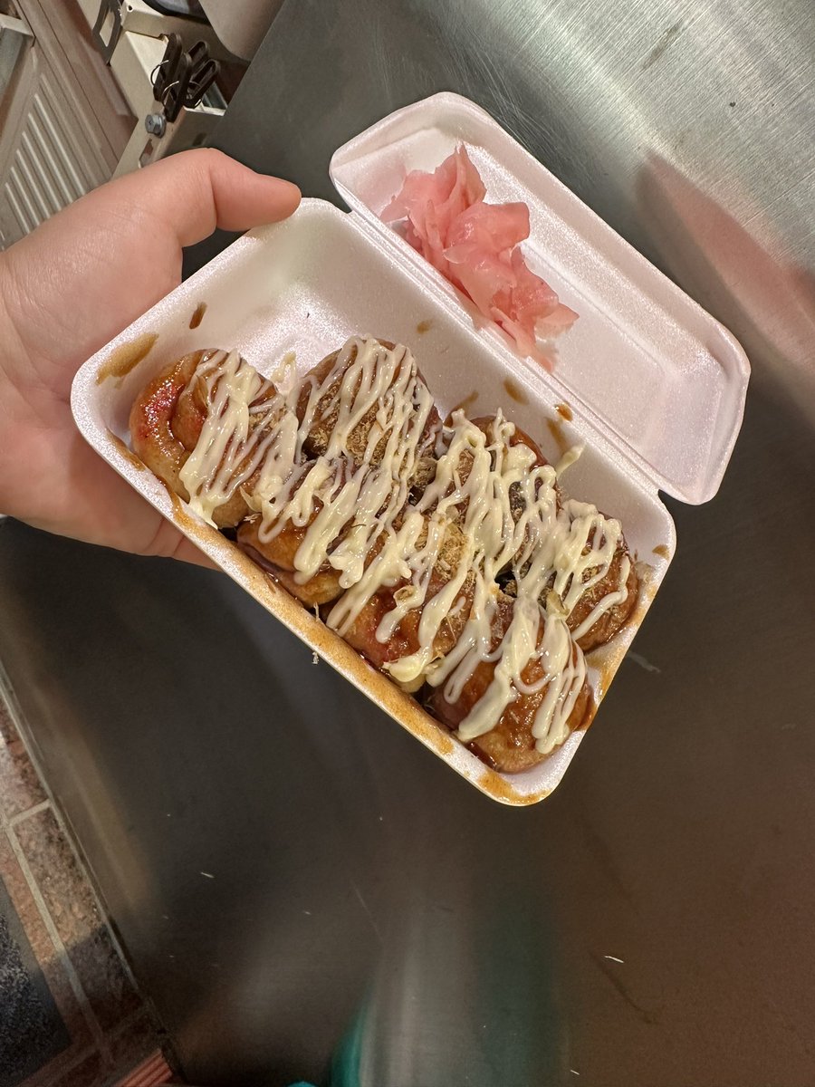 MIU22568712's tweet image. 髭男のLIVE前に！！

鶴ケ丘駅前のたこまるさんのたこ焼き食べて参戦！！

#髭男
#鶴ケ丘
#長居スタジアム