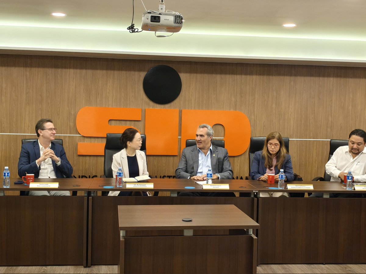 La Emb. Xu Xueyuan <a href="/ChEmbPa/">Xu Xueyuan徐学渊</a> se reunió con el Presidente <a href="/RaulMontenegroV/">Raúl J. Montenegro Vallarino</a> y representantes de la Junta Directiva de <a href="/industrialespty/">Sindicato de Industriales de Panamá</a>. Ambas partes discutieron sobre  la preservación del libre comercio mundial y la promoción de la cooperación económica y comercial entre 🇨🇳🇵🇦.