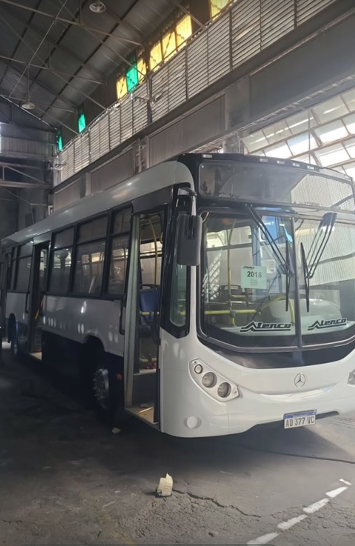 CiudadDeBondis's tweet photo. MISTERIO DEVELADO
#LaCabaña vuelve a comprar usados y ahora le toca a la #Linea172, que trae este #Metalpar #MB1621 desde la provincia de Neuquén.
Hace un mes se lo había visto en Taller Lezama con un corte que hacia suponer que iba a una línea porteña, pero no.
📸#AportesCDB https://t.co/2slF46Cwqd