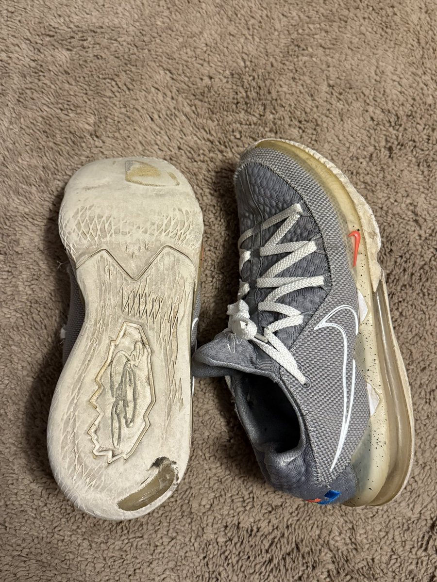 Mason Peffers (@zukoniks) on Twitter photo Say what you want to about <a href="/KingJames/">LeBron James</a> , but he has some quality shoes that come out. I bought these probably around 7 years ago and wore them 3-4 times a week, went to the gym in them 2-3 times a week for the last 3 years, and they just now started to look like this 2 months ago. Say what you want to about <a href="/KingJames/">LeBron James</a> , but he has some quality shoes that come out. I bought these probably around 7 years ago and wore them 3-4 times a week, went to the gym in them 2-3 times a week for the last 3 years, and they just now started to look like this 2 months ago.
