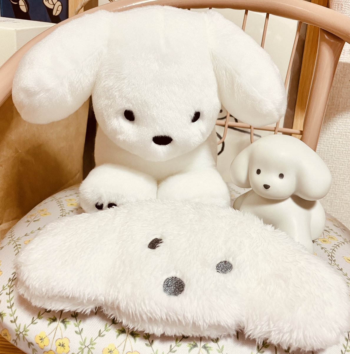 hanamaru_2288's tweet photo. てらおかなつみ@teraoka_natsumi さんの東京駅での展示、初日仕事帰りに行くことができました✨
無事お目当てのぬいぐるみと新しいピンクの作品集、欲しかったステッカーもお迎えできた☺️
いつもながら原画も素敵で夜だったからゆったり観られたし、てらおかさんの立体作品がまた増えて嬉しい🐶 https://t.co/YA0JgFLmeJ