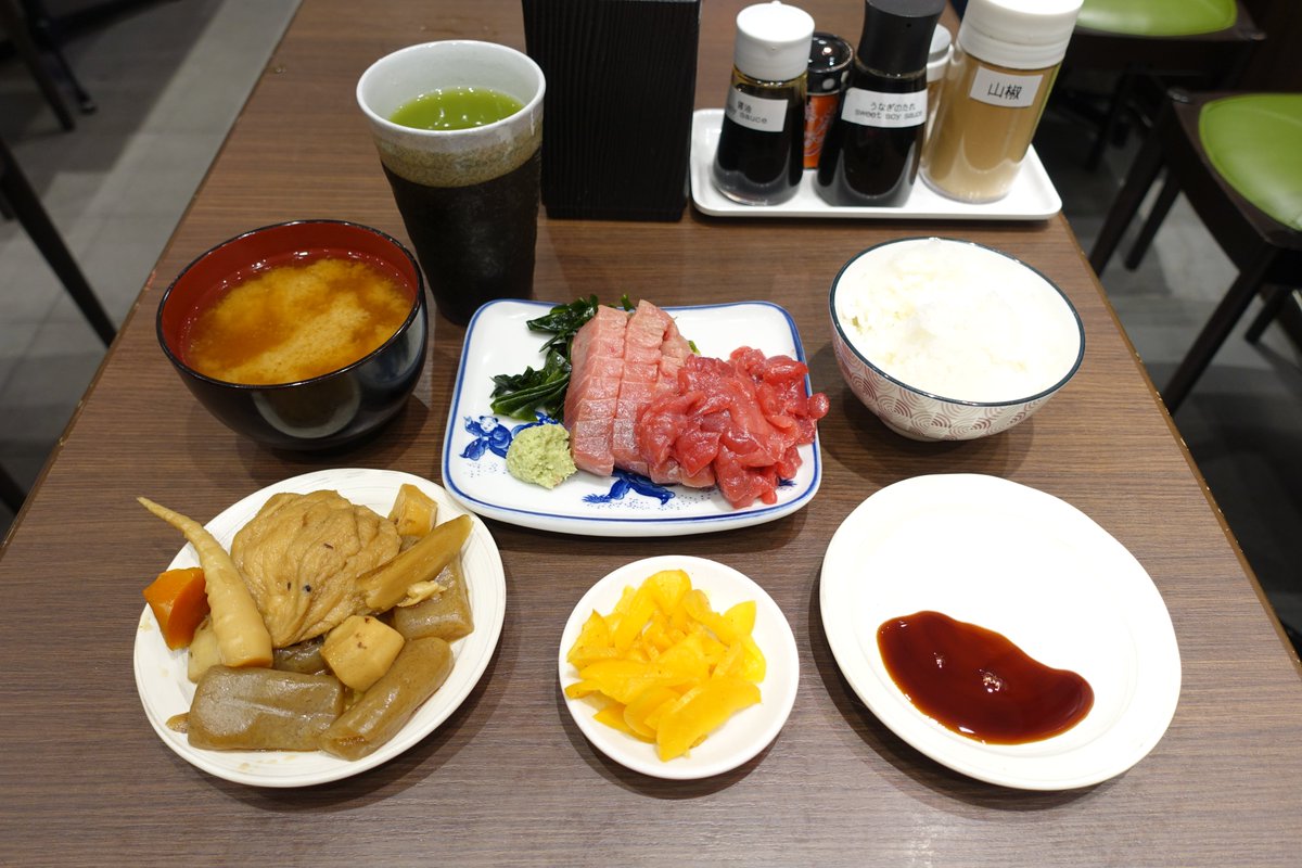 rakusyoku's tweet photo. 遅くなりましたが本日の朝ご飯は豊洲市場の米花さんでいつもの😊
微妙な天気でしたが食べに行って大満足のマグロ定食でした！
＃米花　＃豊洲市場 https://t.co/Akxt5AjAjp