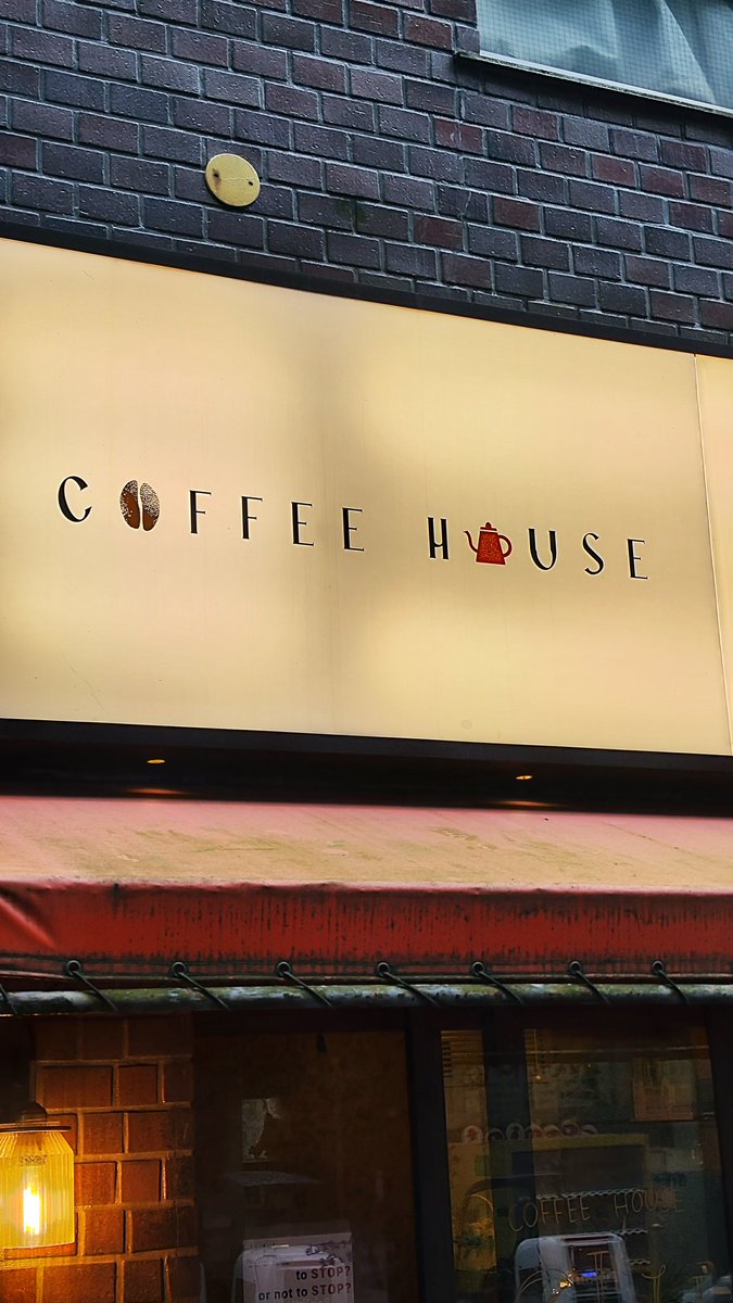ouchihonmono's tweet image. COFFEE HOUSE eLu　新宿御苑
☕アイスコーヒー
駅近で路地裏にあるカフェ
店員さんがとっても接客よくて通っちゃう✨
テーブルがコーヒー豆敷き詰めてあってセンス良き🫶
コーヒーも美味しかったし、サンド系も美味しかった🥪
アットホームなお店っぽいから店員さんと仲良いお客さん多かった🫶
#eLu