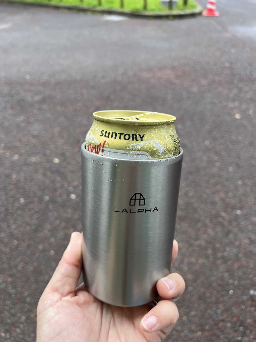 karimerokaoru's tweet photo. 夫氏が買ってくれたー😆
キャンプの度に缶クーラー欲しいって言い続けた結果だな😍
LALPHAさんのだから、アウトドアモンスターのステッカーかスリスリしなきゃじゃん🤣

ラムーさん、ありがと🫶

 #LALPHA https://t.co/O9yhjDYCFO