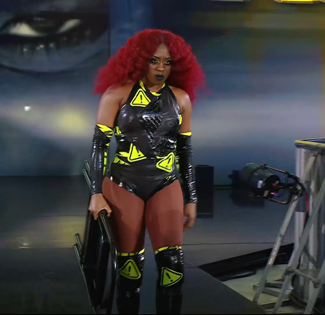 ERAOFMONE's tweet photo. THE RED HAIR! NAOMI LOOKS SICKENING OMG 
#SmackDown https://t.co/PQdsUpyTps
