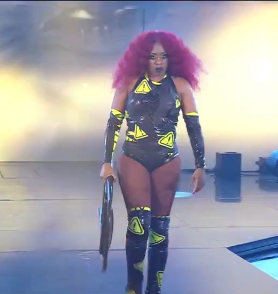 ERAOFMONE's tweet photo. THE RED HAIR! NAOMI LOOKS SICKENING OMG 
#SmackDown https://t.co/PQdsUpyTps