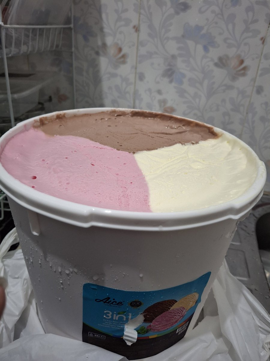 adidarasrr's tweet photo. Mikirnya udh jauh bangettt dan anehhhhh, mari kita netralkan dg makan ice cream 👌 https://t.co/kuvuHRJuFY